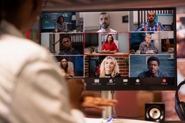 Ev telefonundan yapılan video görüşmesi sırasında iş arkadaşlarıyla konuşan, takvim randevuları düzenleyen uzaktan çalışan. Uzaktan telekonferans yapan telekonferans işçisi meslektaşlarıyla görüşüyor. Kapatın.