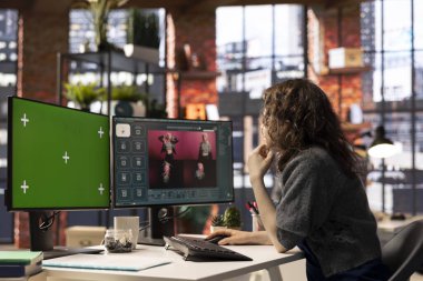 Fotoğrafçı tipleri, portföyünde daha kaliteli içerik arayarak yapay zeka kullanarak resme dönerler. Yapay zeka komutları kullanan düzenleyici grafik tasarımcısı.