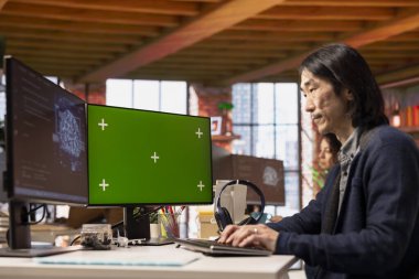 Baş teknik görevli yazılım geliştirme hizmetleri sağlayan yapay zeka teknolojisi ajansında bilgisayar kullanıyor. Başlangıç bilişim uzmanı yeşil ekrandaki kodlama sürecini düzene sokmak için yapay zeka kullanır