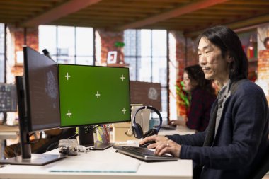 Yapay zeka büro şefi teknoloji subayı yeşil ekran bilgisayarda uygulama geliştiriyor. Krom anahtar PC üzerinde yapay zeka yazılım geliştirme ajansında çalışan kıdemli geliştirici