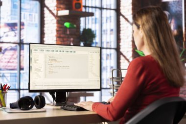 Akıllı bir yapay zeka sohbet robotuyla iş ile ilgili işleri tamamlamak için meşgul olan bir kadın, dairesinden çalışıyor. Teknoloji makine öğrenme ve üretkenlik için akıllı algoritmalar sergiliyor.