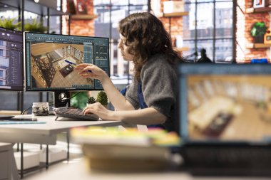 Kadın müteahhit, CAD yazılımını kullanarak bir iç tasarım projesi üzerinde çalışıyor. Detaylı bir kat planı, sanal varlıklar yaratmak için. Grafik tasarımcısı odayı ve düzenlemeleri ayarlamak için dijital araç kullanır.