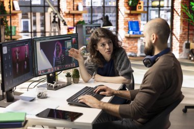 Profesyonel fotoğraf editörü yapay zeka sohbet robotu ve çift monitörlerde rötuş yazılımı ile etkileşime girer ve yüksek kaliteli görüntüler oluşturmak için makine öğrenme araçları kullanır. Otomasyonlu fotoğraf endüstrisi.