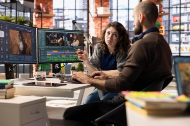 Film yapımı için video düzenleme yazılımı üzerinde birlikte çalışan yaratıcı çift mükemmel montajı yaratmak için yapay zeka kullanan modeller kullanıyor. Yapım sonrası medya sektöründe editör ekibi.