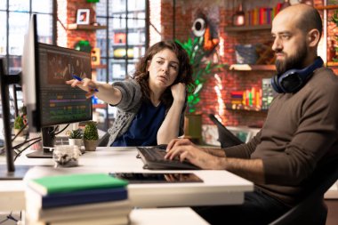 Film yapımcılarından oluşan bir ekip, metni videoya dönüştürmek ve bir video projesinin düzenleme zaman çizelgesini yönetmek için yapay zekayı kullanarak profesyonel bir video çekimi üzerinde çalışıyor. Modern düzenleme araçları.