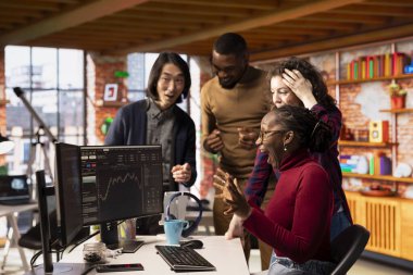 Çok ırklı bir girişim ekibi, hisse senetlerinin yükseldiğini gösteren canlı piyasa güncellemelerini izleyerek halka arzı başardıktan sonra şaşırdı. Çeşitli girişim liderleri, halka açık bir şirket olduktan sonra mutlu oldular.