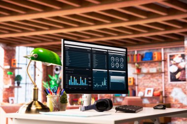 Finansal başvuru aracı bilgisayar ekranında şirketin gelirini ve giderlerini gösteriyor. Varlıkların likidite kar marjı ve nakit akışını gösteren bilgisayar ekranındaki yıllık muhasebe incelemesi