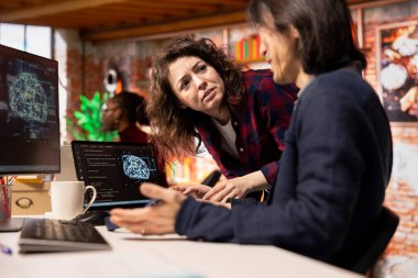 Yapay zeka ofis geliştiricisi makine öğrenmeye başlamadan önce kıdemli takım liderine sorular soruyor. Yapay zeka teknisyeni kod hatalarını düzeltmek için yöneticisinden yardım istiyor