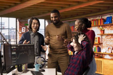 Girişim ekibi başarılı bir şekilde borsayı açtıktan sonra ofiste kutlama yaparak yüksek yatırım getirileri elde etti. Öncü ürünleri ve finansman sağlayan hizmetleri olan girişimci şirket