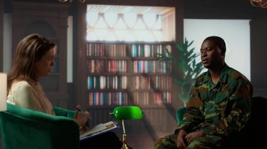 Ordu muharebesinden sonra travma sonrası stres bozukluğu çeken Afrika kökenli Amerikalı bir asker. Uzmanla terapi seansı. Piyade eri mermi şoku ve psikolojik bakımla ilgileniyor. Kamera B.