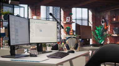 Başlangıçtaki ofis masasında programcılar tarafından yazılan programlama dillerini gösteren bilgisayar görüntüsü. Kod testi ve kalite güvencesi için kullanılan şirket çalışma alanındaki bilgisayarın görüntüsü