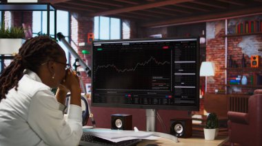 Gündüz tüccarı halı çekme yüzünden kripto para yatırımında para kaybettikten sonra düş kırıklığına uğradı. Kripto bozuk para ticaretinin düşüşünden sonra maddi kaybın duygusal bilançosundan muzdarip kadın, kamera A