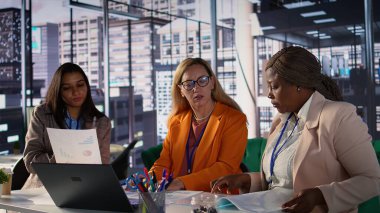 Çeşitli iş ortamlarında iş birliği yapan hırslı kadın yöneticiler kurumsal büyüme stratejilerini tartışıyor ve bütçe rakamlarını değerlendiriyorlar. Bir başarı hikayesine giden yol. Kamera B.