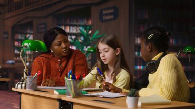 Özel dersler sırasında kız öğrencilerle ilgilenen ilkokul profesörü, belirli müfredat derslerinde öğretmenlik ve rehberlik yapar. Öğretmen sınıf arkadaşlarına fikirlerinde yardım ediyor. Kamera B.