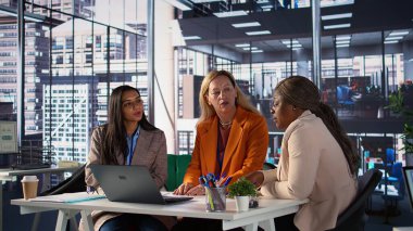 Odaklanmış Direktör ve ekibi, çok kültürlü çalışma ortamında küresel bir genişleme için kariyer gelişimi ve stratejileri tartışan CEO ile bir video görüşmesi yapıyor. Eşit haklar. Kamera B.