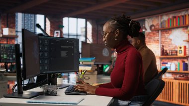 Yazılım geliştirme ajansı AI LLM sohbet robotu cevapları ile ilgili görevleri çözüyor. Şirket çalışanı bilgisayar kullanarak büyük dil model programı, kamera A ile etkileşime geçiyor.