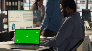 Erkek genel müdür model ekrana bakıyor ve girişim hedefleri başarısı için görevleri çözüyor. Şirket için başarılı kurumsal sonuçlar elde etmek için performans hedefleri için mücadele etmek. Kamera A.