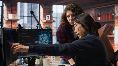 Yapay Zeka 'da işbirliği yapan bilişim mühendisleri açılışa odaklanmış, uygulamaları hata ayıklıyor, bilgisayar ve dizüstü bilgisayar arasında çapraz tarama yapıyorlar. Cihazlar üzerinde kod testi ve kalite güvencesi yapan iş arkadaşları, kamera A