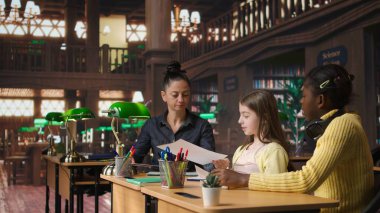 Öğrenme oturumunda anahtar sözcükleri ve cümleleri vurgulamak için floresan kalem kullanan Afrikalı Amerikalı öğrenci önemli ders notlarını işaretleyip altını çiziyor. Bilgin sınavlara hazırlanıyor. Kamera B.