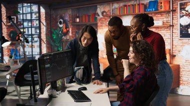 Hisse senedi borsasında yüksek değer biçilmesini kutlayan çoklu etnik kökenli bir girişim ekibi. Mutlu teknoloji girişimcileri melek yatırımlarını güvence altına alıyor, tek boynuzlu at şirketi oluyorlar, kamera A