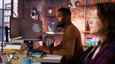 Hata oluşumunu en aza indirmek ve darboğazları tanımlamak için AI girişim programcısı deneme yazılımı. Hata azaltmak için programlama dilinde temiz, verimli kod yazan adam, kamera B