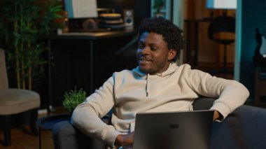 Evde çalışan serbest yazar internette araştırma yapmaya ve sörf yapmaya, tele-iş için bir dizüstü bilgisayar kullanmaya ve dijital dünyaya bağlı kalmaya odaklandı. Kanepesindeki sosyal medyayı inceliyorum. Kamera A.