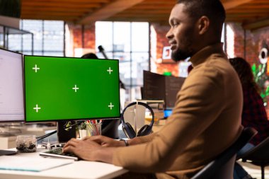 Yapay zeka başlangıç ofisinde programcı kodlaması. Model PC kullanarak şirketler için ölçeklenebilir çözümler üretiyor. AI endüstri başlangıç teknisyeni kaldıraç makinası yeşil ekran bilgisayarda öğrenme teknolojisi