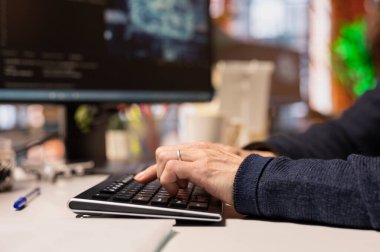 Yapay zeka başlangıçlı yazılım geliştiricisi, bilgisayar klavyesinde daktilo ediyor, makine öğrenimi uyguluyor. Bilgisayardaki kod hatalarını düzeltmeye çalışan yapay zeka teknolojisi uzmanının kapanışı