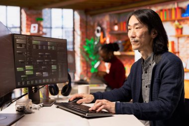 Kıdemli teknisyen başlangıç ofisinde gelişmiş yapay zeka algoritması kodluyor, otomasyonu geliştirmek için makine öğrenme modellerini inceliyor. Silikon Vadisi işyerindeki kodlama platformunu kullanan Asyalı CTO yöneticisi