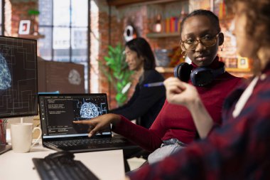 Girişim mühendisleri, rekabet avantajı kazanmak için çalışma alanında yapay zeka teknolojisi kullanıyorlar. Silikon Vadisi şirketi bilişim uzmanları hızlı teknolojik gelişmeler için işbirliği yapıyorlar.