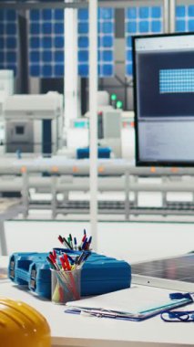 Güneş paneli montaj tesisi için üretim hatları tasarlamak için kullanılan fotovoltaik fabrikasında dikey video izleme programı ekranda. Boş güneş panelleri tesisinde simülasyon yazılımı monitörde