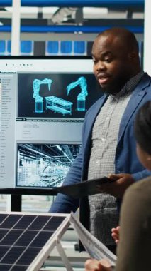 Dikey video işadamları güneş enerjisine yapılan başarılı yatırımları kutluyorlar, fabrika ofisinde dans ediyorlar. Mutlu fotovoltaik fabrikası yönetimi ve yatırımcılar anlaşmayı bitirdikten sonra eğleniyorlar.