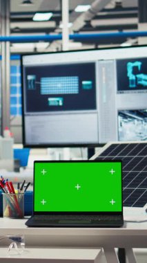 Fotovoltaik tesiste verileri analiz etmek ve sistem ölçümlerini gözden geçirmek için kullanılan dikey video yeşil ekran laptop. Güneş panellerini denetleyen krom anahtar defter yerleştirme, teknik sorunlar