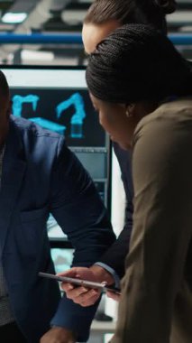 Dikey video güneş panelleri fabrika hissedarları iş büyümesi ve pazar genişlemesi hakkında konuşuyor. Yatırımcılar, üretimi geliştirmenin yollarını tartışmak için fotovoltaik fabrika yöneticileriyle bir araya geldiler.