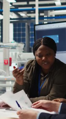 Dikey video fabrikası yönetimi iş adamlarına iş modelleri sunarak üretimi genişletiyor. Hissedarlar entegre otomasyon teknolojisini endüstriyel santralde tartıştılar, ekipmanlara baktılar