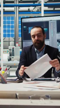 Dikey video sektörü yöneticileri, otomasyon teknolojisinin güneş paneli üretim süreçlerine entegrasyonunu tartışmak için yatırımcılarla bir araya geldiler.