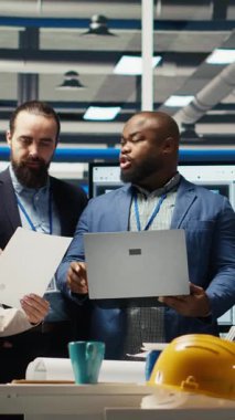 Dikey video yönetimi yöneticileri güneş paneli üretimi için otomasyon stratejileri hakkında konuşuyorlar. Fabrikadaki işadamları çevre dostu enerji imalatına finansal yatırımlar yapıyorlar