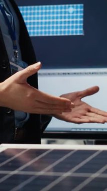 Dikey video fabrikası yöneticisi hissedarları selamlıyor, el sıkışıyor, endüstriyel fabrika üretimini genişletmek için birlikte çalışıyor. Yatırımcıyla tokalaşan adam, iş modelini geliştiriyor.