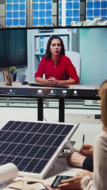 Dikey video fabrikası mühendisleri verileri kullanarak enerji üretimini arttırmak için online video çağrısı yapıyorlar. Fotovoltaik bitki uzmanları telekonferans toplantısında güneş pili prototipleri tasarladılar