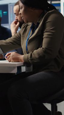 Dikey video Photovoltaics bitki araştırmacıları ofiste dayanıklılık ve performans alanında çığır açan gelişmeler üzerinde çalışıyorlar. Fabrika uzmanları yeni nesil güneş panelleri için materyalleri test ediyor, araştırma yapıyor ve