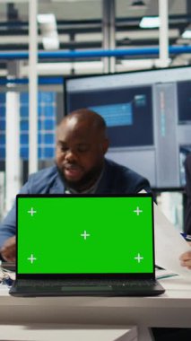 Dikey video fabrikası mühendisleri PV materyal parametrelerini kontrol etmek ve güneş panelinin dayanıklılığını artırmak için yeşil ekran dizüstü bilgisayar kullanıyorlar. Araştırmacı, verimli sürdürülebilir enerji çözümleri geliştirmek için maketi kullanır