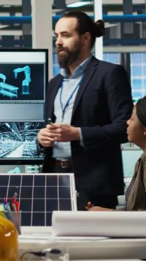 Dikey video Photovoltaics iş arkadaşları güneş pillerinin verimliliğini artırmak için beyin fırtınası yapıyorlar. Güneş panelleri fabrika araştırma ve geliştirme bölümü personeli temiz enerji üzerinde çalışıyor