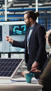 Dikey video Photovoltaics fabrikası uzmanları yenilenebilir enerji çözümleri için araştırma geliştirmeleri yapıyorlar. Yatırımcılar ve yöneticiler, stratejik yatırımları tartışarak güneş paneli fabrikasında işbirliği yapıyorlar.