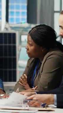 Dikey Video Fabrikası yöneticisi, üretimi genişletmek için yenilikçi stratejileri vurgulayarak iş modellerini yatırımcılara sunuyor. Hissedarlar otomasyon teknolojisini endüstriyel olarak entegre etmeyi tartıştılar