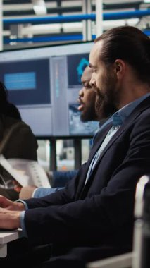 Dikey video fabrikası mühendisliği ekibi toplanan verileri kullanarak enerji üretimini arttırmak için dizüstü bilgisayar kullanıyor. Fotovoltaik bitki uzmanları yenilikçi güneş pili prototipleri tasarlıyorlar