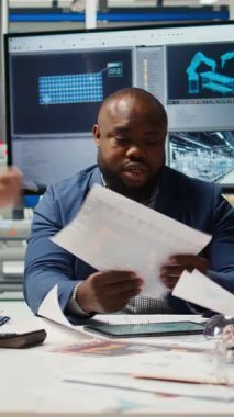 Dikey video fabrikası mühendislik ekibi üretim hatlarını inceleyerek enerji üretimini arttırmaya çalışıyor. Fotovoltaik uzmanları, yenilikçi güneş pili prototiplerini inceleyerek,