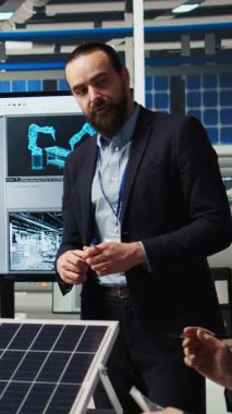 Fotovoltaik fabrikasındaki dikey video bilimcileri, uzun vadeli sürdürülebilir enerji çözümleri için güneş panelinin dayanıklılığını ve verimliliğini arttırmak için gelişmiş PV materyalleri üzerinde deney yapıyorlar, kamera A