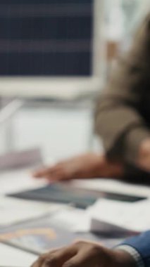 Dikey video Photovoltaics bitki mühendisliği ekibi, ofiste dayanıklılık ve performans alanında çığır açan gelişmeler üzerinde çalışıyor. Ekip çalışması ve geliştirme çalışanları gelecek nesil için test materyalleri