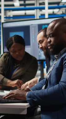 Dikey video Photovoltaics bitki mühendisliği ekibi, ofiste dayanıklılık ve performans alanında çığır açan gelişmeler üzerinde çalışıyor. Ekip çalışması ve geliştirme çalışanları gelecek nesil için test materyalleri