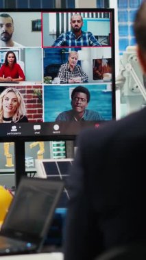 Dikey video Photovoltaics bitki araştırmacıları internet üzerinden arama yapıyor, dayanıklılık konusunda çığır açan buluşlar üzerinde çalışıyorlar. Uzaktan telekonferans test materyalleri için fabrika araştırma ve geliştirme ekibi